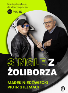 W centrum białe koło - zdjęcie autorów, widoczni są do pasa, patrzą w stronę odbiorcy, uśmiechają się. Z prawej strony Marek Niedźwiecki, ma krótkie siwe włosy i wąsy, okulary w szarych oprawkach. Ubrany jest w granatowy sweter. Spod swetra wystają kołnie